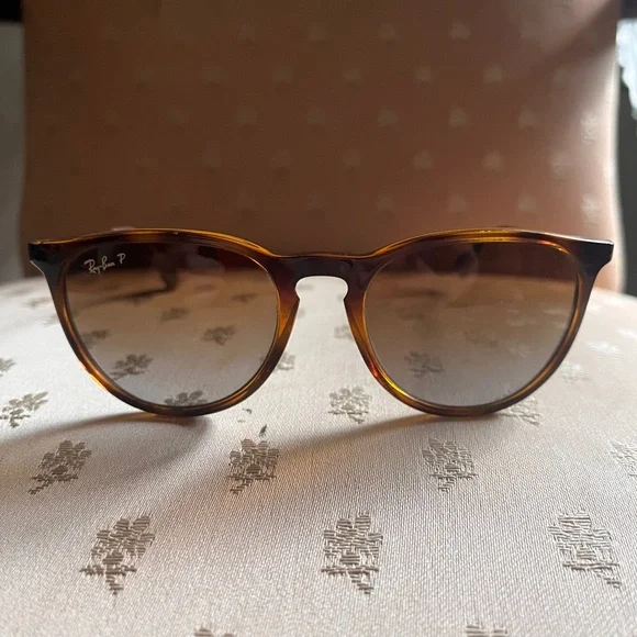 Women Erika Ray Ban sunglasses. Used condition Ray-Ban Erika RB4171 601 /T3 Polarized Grey Women main image 4